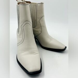 Crown Vintage White Leather Women’s Ankle Booties in Size 6.